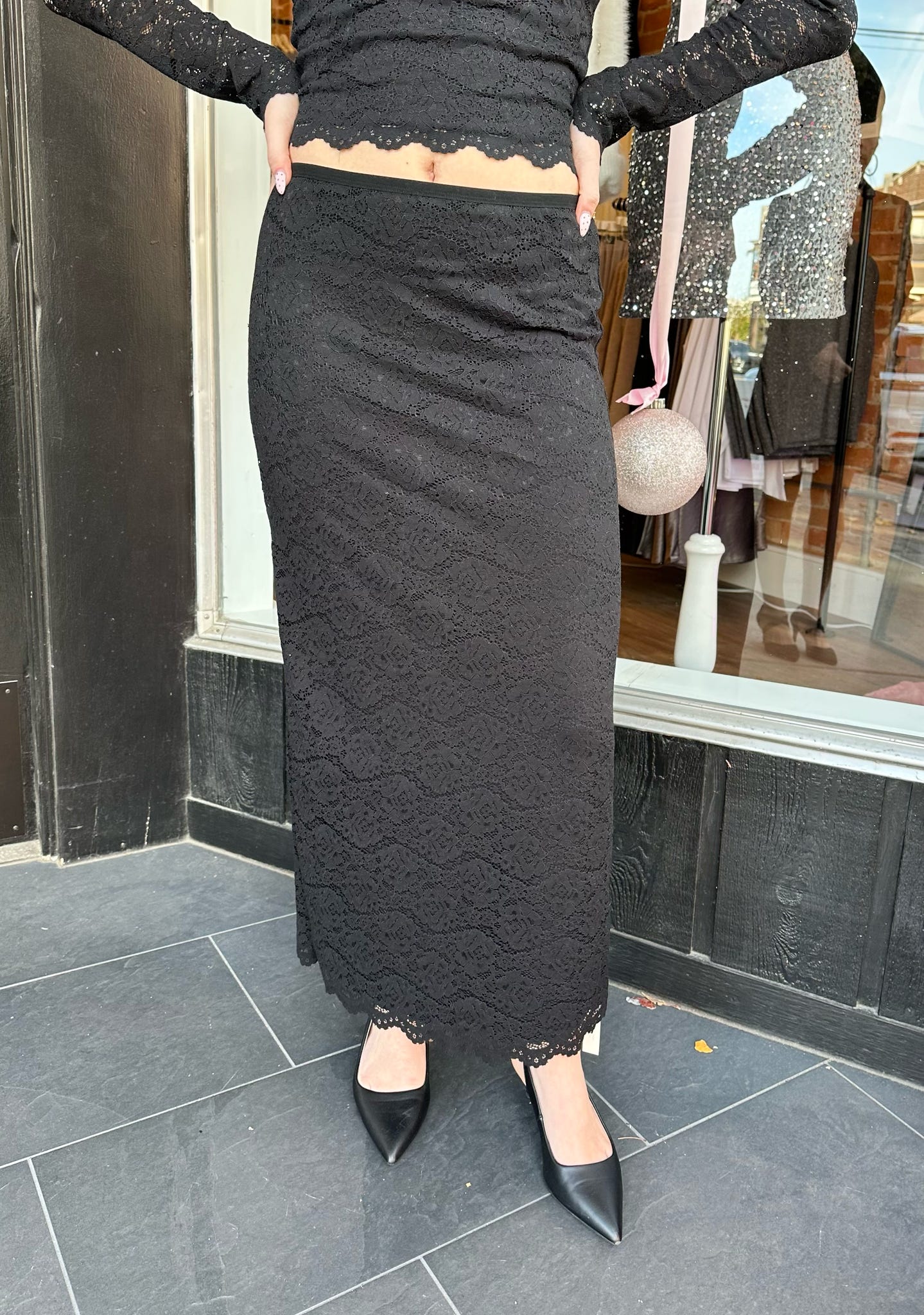 Via Lace Midi Skirt Black