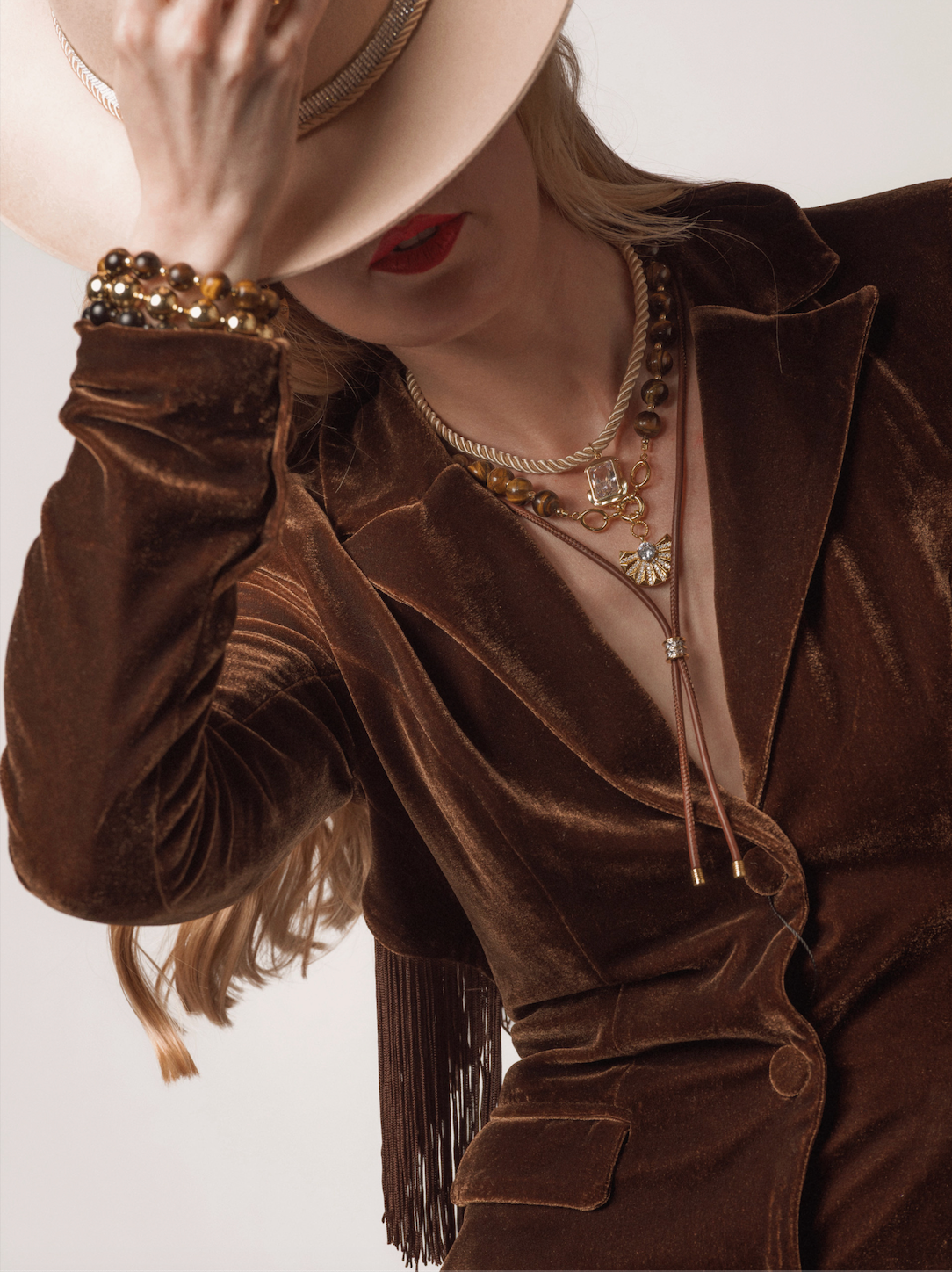 LYNETTE PENDANT ROPE NECKLACE: One Size