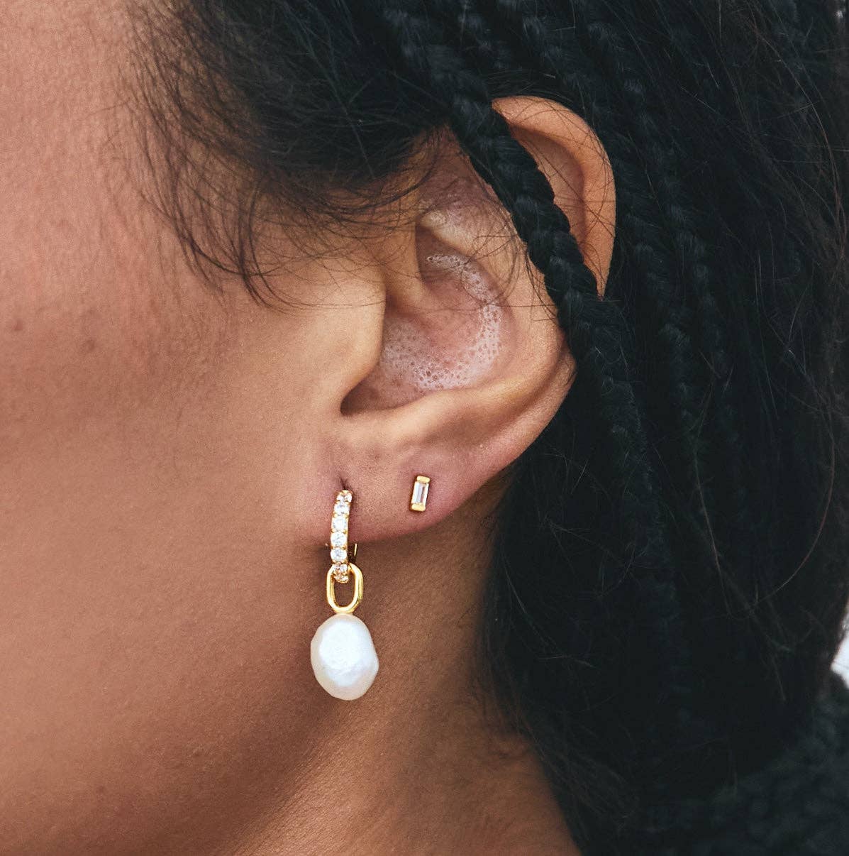 JULIETTE CLEAR PEARL HUGGIES GOLD: GOLD