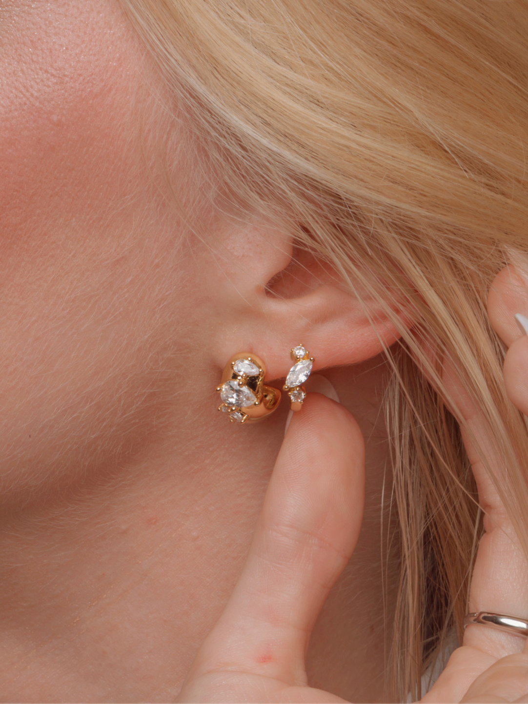 MONROE MARQUISE HUGGIE EARRING: One Size