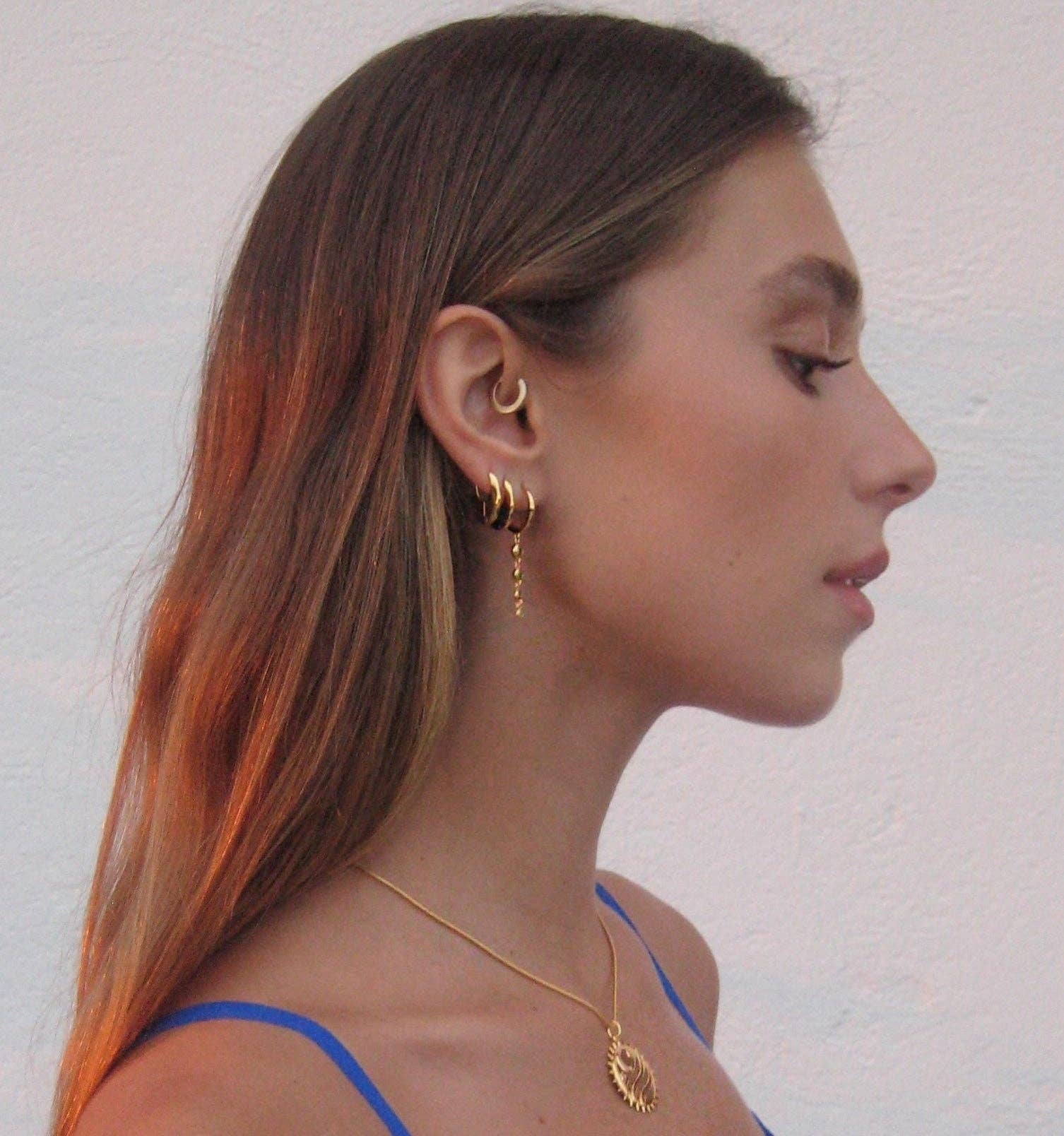 GROOVE EARRINGS: GOLD